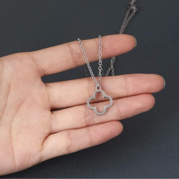 Four leaf clover silver tone necklace - Picture 2 of 4